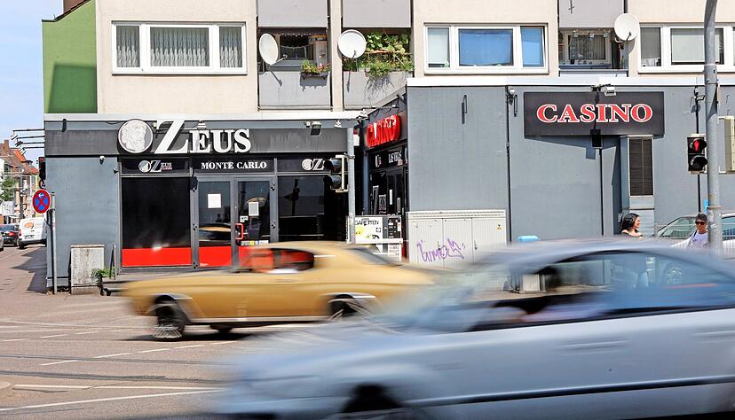 In der Stadt Heilbronn haben seit Juli 2021 zahlreiche Spielhallen und Casinos aufgegeben. Der baden-württembergische Automatenverband geht davon aus, dass rund 40 Prozent der Anbieter weggefallen sind. In der Stadt Heilbronn haben seit Juli 2021 zahlreiche Spielhallen und Casinos aufgegeben. Der baden-württembergische Automatenverband geht davon aus, dass rund 40 Prozent der Anbieter weggefallen sind.