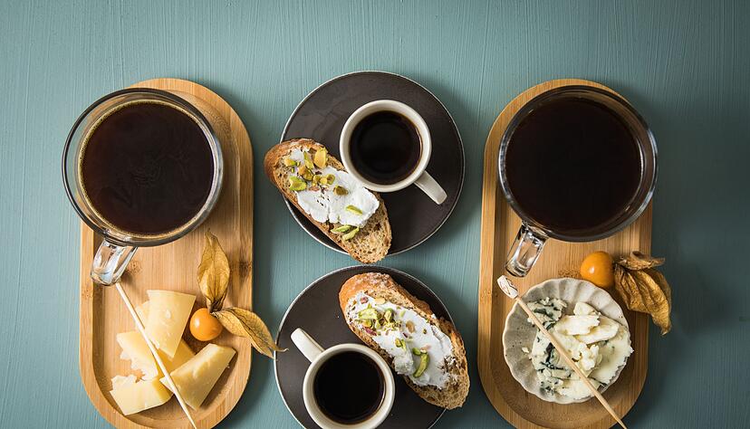 Klingt ungewöhnlich, aber passt: Zum Espresso oder Kaffee muss es nicht immer Süßes sein. Es passen etwa auch ein Le Gruyere, Ziegenfrisch- oder Blauschimmelkäse.