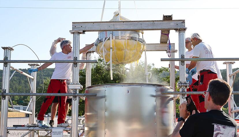 Bei ihrem 700-Jahr-Jubiläum haben die Einwohner von Wombach in Unterfranken einen rund 465 Kilo schweren Kartoffelkloß hergestellt.