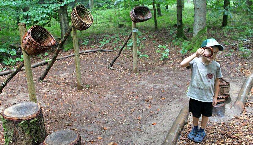 Wurfspiele mit Holzringen und Bällen: Natürlich kann man, wie der vierjährige Florian Gleiter hier zeigt, die Ringe auch zweckentfremden.
Fotos: Renate Väisänen