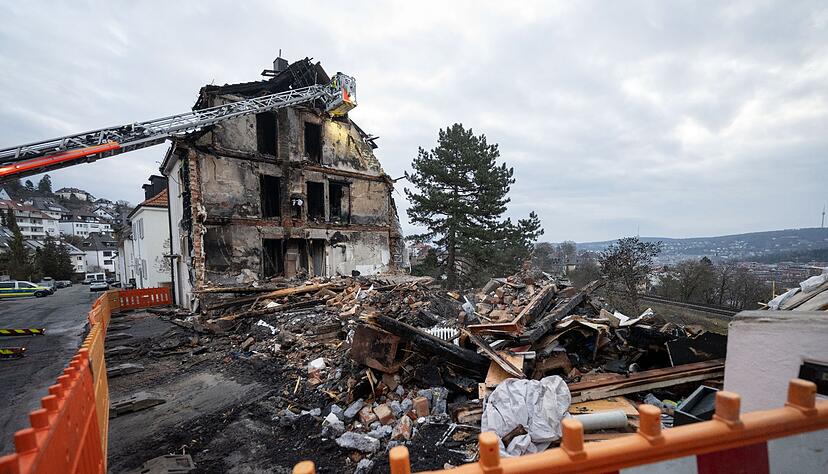 Trümmer liegen an einem zerstörten Wohnhaus in Stuttgart. Trümmer liegen an einem zerstörten Wohnhaus in Stuttgart.