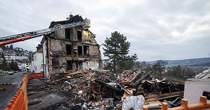 Trümmer liegen an einem zerstörten Wohnhaus in Stuttgart.