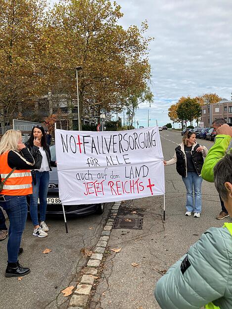 Auf Transparenten war zu lesen "Notfallversorgung für Alle".