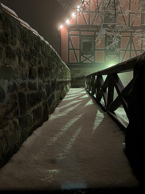 In den frühen Abendstunden wurde es auch im Hohenlohekreis winterlich. In Waldenburg liegt der erste Schnee des Jahres.