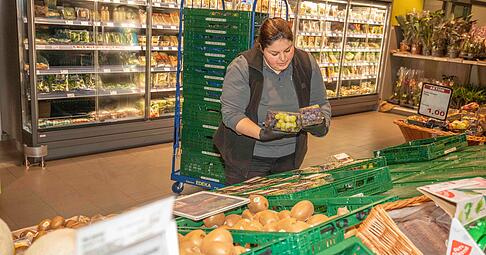 Bevor die Ware in die Theke kommt, prüft die Leiterin der Obst- und Gemüseabteilung, Aysel Gön, jeden Artikel einzeln auf seine Qualität. Bevor die Ware in die Theke kommt, prüft die Leiterin der Obst- und Gemüseabteilung, Aysel Gön, jeden Artikel einzeln auf seine Qualität.