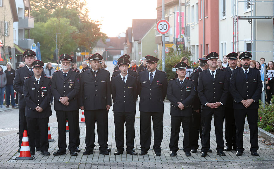 Vor dem Alten Rathaus in Gemmingen ist zur Feier der Wiederwahl von Bürgermeister Timo Wolf eine kleine Feier veranstaltet worden.