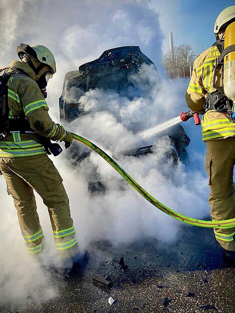 Die Einsatzkr&auml;fte konnten nur noch das &uuml;brig gebliebene Wrack abl&ouml;schen.