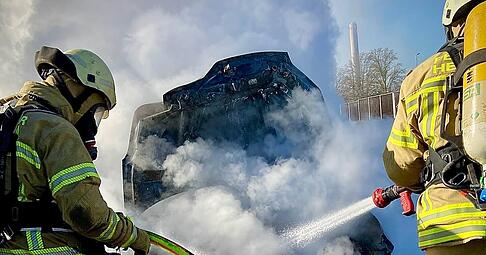 Die Einsatzkräfte konnten nur noch das übrig gebliebene Wrack ablöschen. Die Einsatzkräfte konnten nur noch das übrig gebliebene Wrack ablöschen.