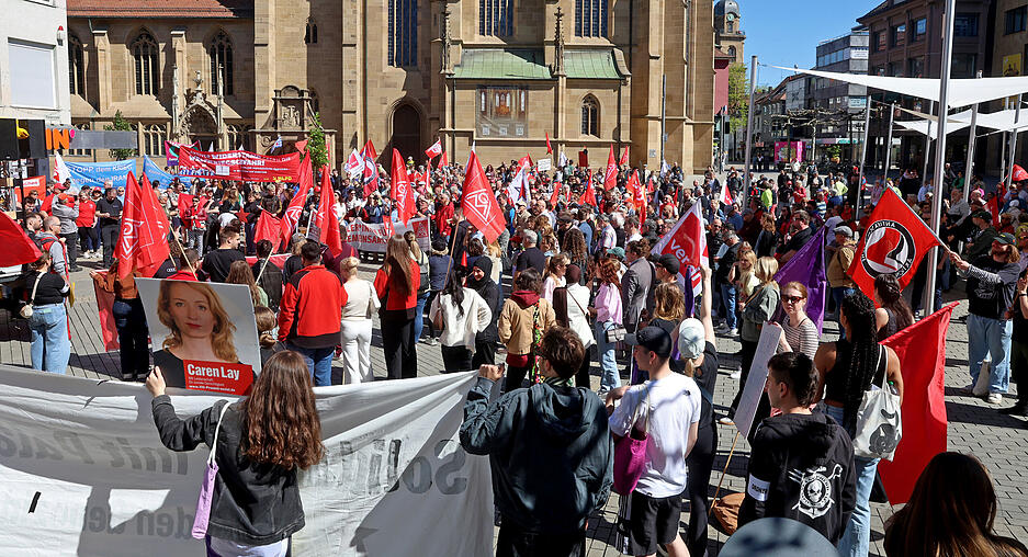 Menschen versammelten sich zu einer Kundgebung und zogen gemeinsam durch die Stra&szlig;en.