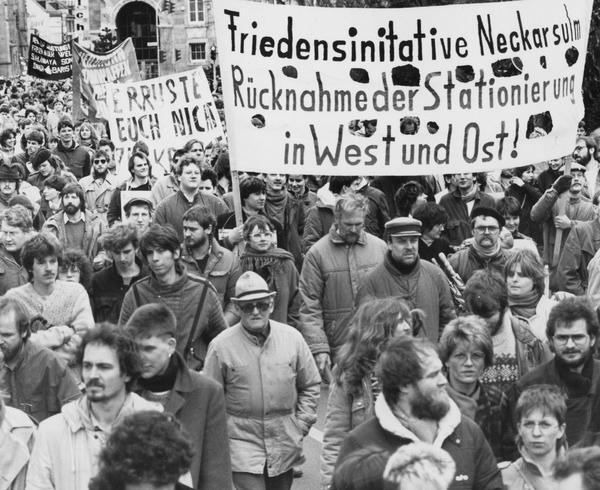 Über Kaiserstraße, Moltkestraße auf die Waldheide führt der Heilbronner Ostermarsch mit seinen 5000 Teilnehmern. 1986 protestieren die Menschen gegen die Stationierung von Mittelstreckenraketen und gegen Pläne einer strategischen Verteidigungsinitiative (SDI).
