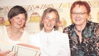 Einmal im Monat gibt es nun Märchenabende in einem stimmigen Rahmen, initiiert von Heide Böhner und ihrer Theatergruppe (von links) Andrea Kammerer, Heide Böhner und Christel Raugust.Foto: Ulrike Maushake Einmal im Monat gibt es nun Märchenabende in einem stimmigen Rahmen, initiiert von Heide Böhner und ihrer Theatergruppe (von links) Andrea Kammerer, Heide Böhner und Christel Raugust.Foto: Ulrike Maushake