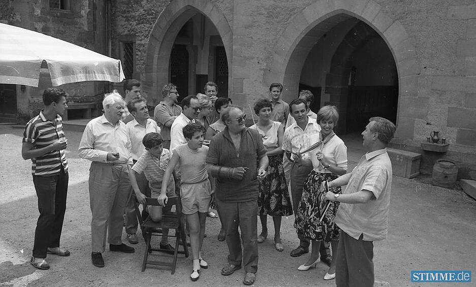 Unkompliziertes Miteinander: Schauspieler und Laiendarsteller bei der Probe im Burghof 1959.