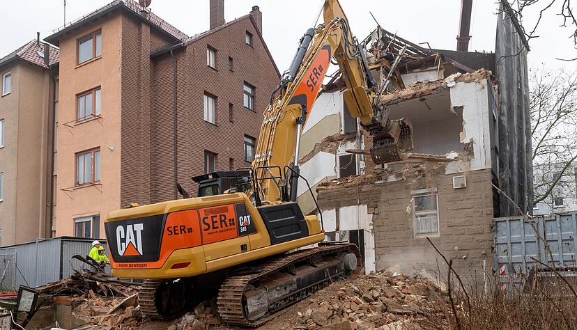 Ein Bagger macht sich an der Wollhausstraße 111, der einstigen Gaststätte Kernerhöhe, zu schaffen. Foto: Mario Berger
