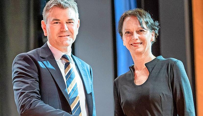 Regierungspr&auml;sidentin Susanne Bay nimmt die Vereidigung des neuen Landrats Ian Sch&ouml;lzel vor &minus; mit Gel&ouml;bnis, Handschlag und Urkunde.