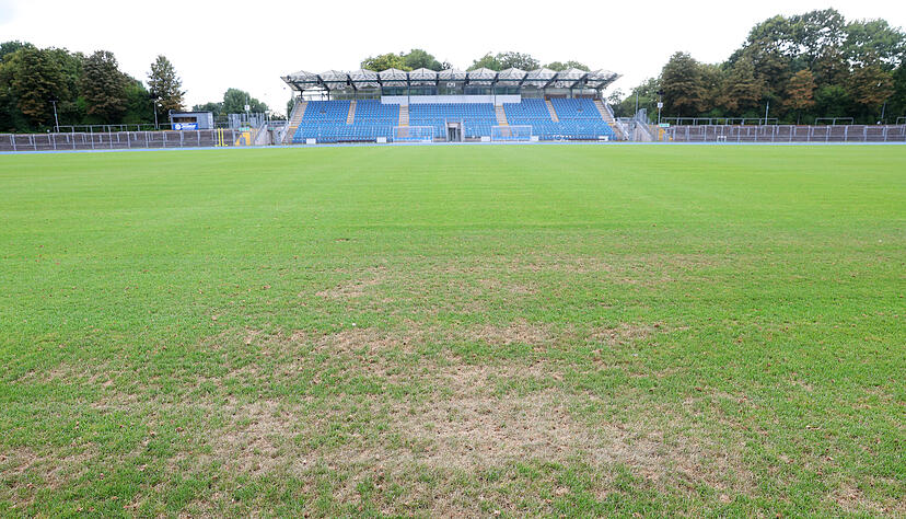 Gegenüber der Tribüne ist die Rasenfläche stark ausgedünnt.