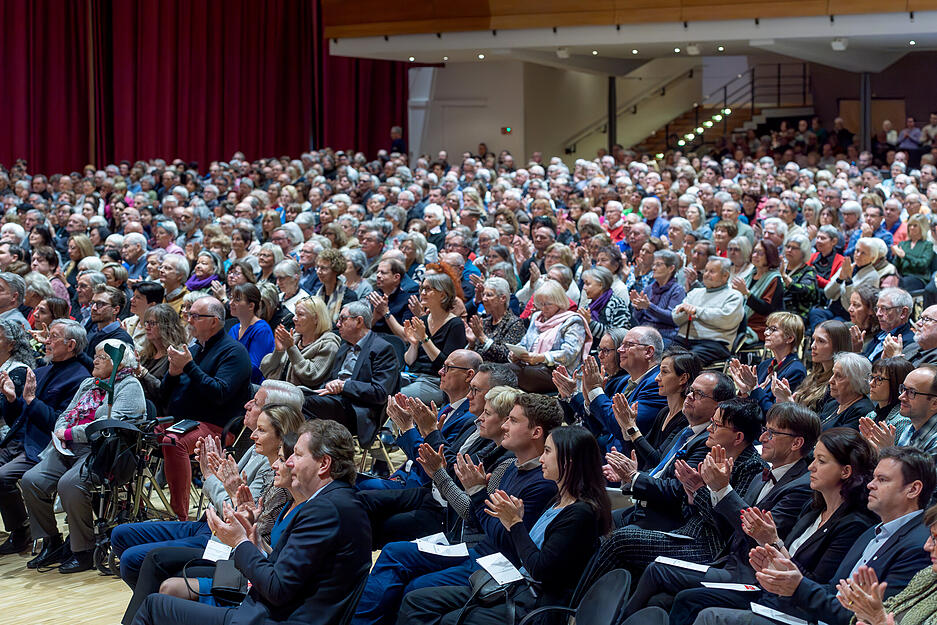Die Reihen beim Neujahrsempfang der Stadt Heilbronn waren mit vielen B&uuml;rgern besetzt.