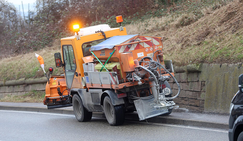 Räumfahrzeuge sind seit den Morgenstunden im Einsatz, um die Straßen für den Autoverkehr sicher zu machen. Räumfahrzeuge sind seit den Morgenstunden im Einsatz, um die Straßen für den Autoverkehr sicher zu machen.