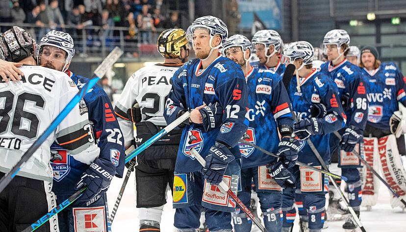 Gratulation an den Gegner: Die Falken mussten anerkennen, dass die Frankfurter L&ouml;wen in der Halbfinal-Serie das bessere Team waren.