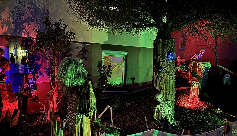 Leuchtende Geister und schaurige Skelette sorgen im Vorgarten für echtes Halloween-Feeling. Leuchtende Geister und schaurige Skelette sorgen im Vorgarten für echtes Halloween-Feeling.
