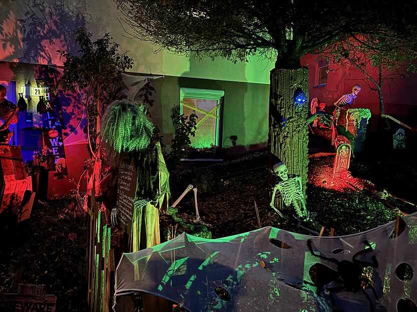 Leuchtende Geister und schaurige Skelette sorgen im Vorgarten für echtes Halloween-Feeling. Leuchtende Geister und schaurige Skelette sorgen im Vorgarten für echtes Halloween-Feeling.