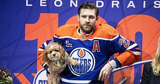 Leon Draisaitl mit seinem Hund Bowie.