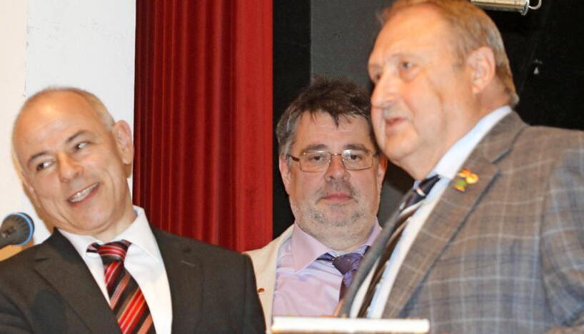 Der Bezirksvorsitzende Ralf Bantel (links) und sein Stellvertreter Hartmut Megerle verabschieden Axel Fiedler (rechts) , der seit 2003 als Vorsitzender des Sportgerichts in Hohenlohe fungierte.Fotos: Marc Schmerbeck