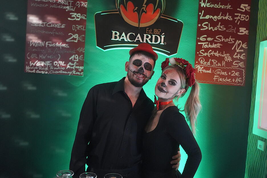 Blutig oder mit Maske: Bei der Halloween-Shuttleparty in Öhringen haben sich die Gäste in Kostüme geschmissen.