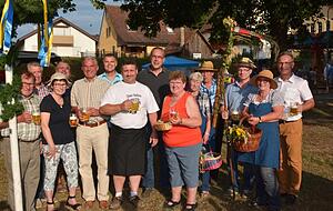 Der Offenauer Musikant Thomas Nitsch (Mitte) hat angezapft, die Aktiven und die Ehreng&auml;ste freuen sich auf drei Tage feiern am Neckarstrand