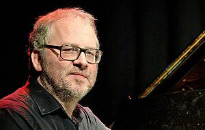Zu Hubert Nuss sagte Paul Kuhn, er sei das größte deutsche Jazz-Piano-Talent. Zu Hubert Nuss sagte Paul Kuhn, er sei das größte deutsche Jazz-Piano-Talent.