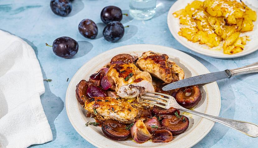 Herzhaft und gleichzeitig fruchtig schmecken die Involtini aus Hähnchenbrust, Parmaschinken und Parmesan auf einem Pflaumen-Ragout. Herzhaft und gleichzeitig fruchtig schmecken die Involtini aus Hähnchenbrust, Parmaschinken und Parmesan auf einem Pflaumen-Ragout.