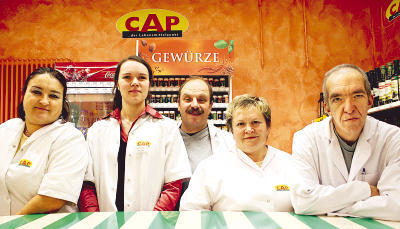 Das Cap-Markt Team in Neckarwestheim (von links): Sigrid Alber, Marktleiterin Judith Grünberg, Michael Hildmann, Elfride Drotleff, Roland Pava.
          Foto: Angela Groß