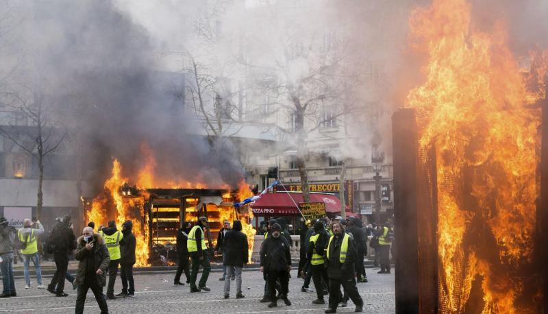 Am Samstag hatte es bei «Gelbwesten»-Demonstrationen erneut schwere Ausschreitungen gegeben. Rund um den Prachtboulevard Champs-Élysées wurden Läden geplündert, Restaurants demoliert und Autos angezündet. Am Samstag hatte es bei «Gelbwesten»-Demonstrationen erneut schwere Ausschreitungen gegeben. Rund um den Prachtboulevard Champs-Élysées wurden Läden geplündert, Restaurants demoliert und Autos angezündet.