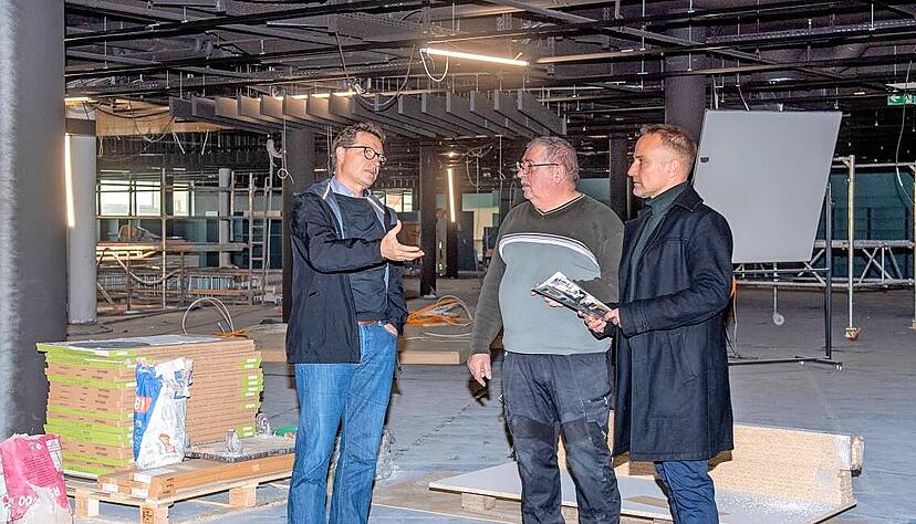 Die neue Bücherei nimmt Konturen an. Doch bis zur Fertigstellung haben Johannes Straub, Zdravko Simunic und Jan Ungermann noch viel zu tun. Die neue Bücherei nimmt Konturen an. Doch bis zur Fertigstellung haben Johannes Straub, Zdravko Simunic und Jan Ungermann noch viel zu tun.
