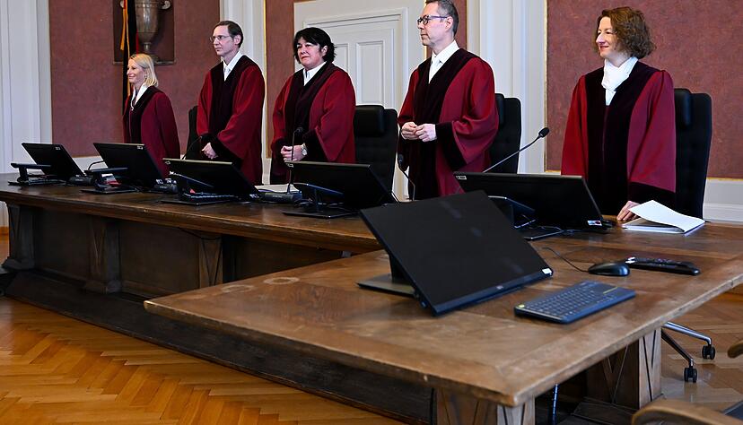 Der Senat mit den Richtern Anette Kugelm&uuml;ller-Pugh (von links), Matthias Loose, Franceska Werth, Bert F&uuml;ssenich und Sina Baldauf kommt am Bundesfinanzhof vor Beginn der Verhandlung in den Sitzungssaal.