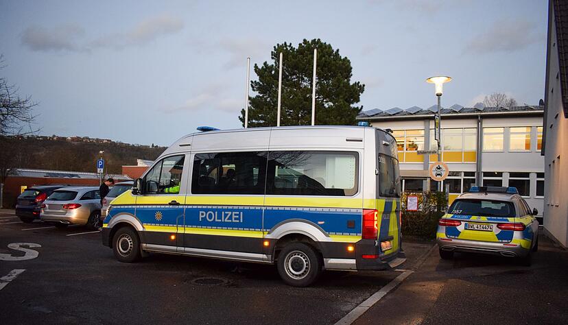 Eine Spielzeugwaffe hat in Obrigheim einen Großeinsatz der Polizei und die Evakuierung einer Schule ausgelöst. Eine Spielzeugwaffe hat in Obrigheim einen Großeinsatz der Polizei und die Evakuierung einer Schule ausgelöst.