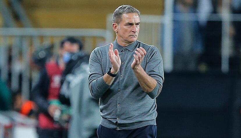 Stefan Kuntz reagiert am Spielfeldrand.