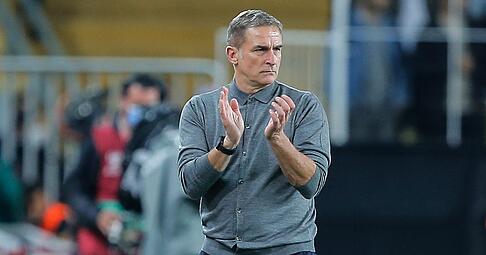 Stefan Kuntz reagiert am Spielfeldrand.