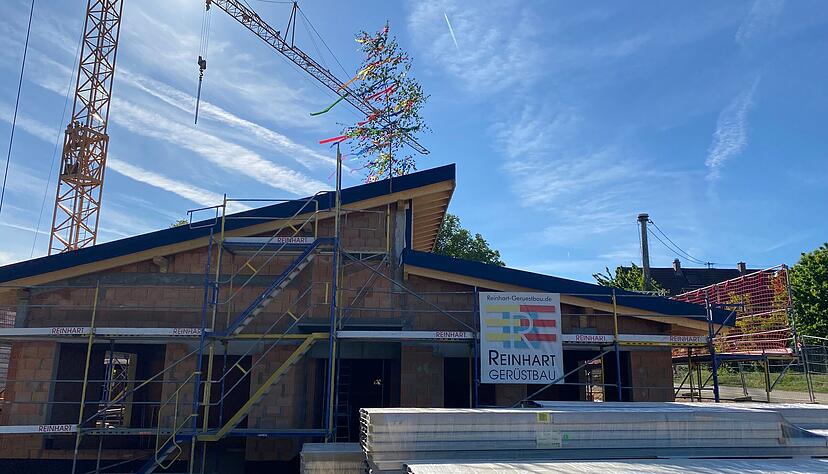 Der Rohbau der Erweiterung f&uuml;r den katholischen Kindergarten St. Raphael steht. Im kommenden Jahr soll das neue Geb&auml;ude bezogen werden.
