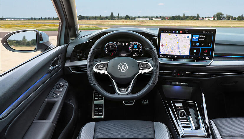 Ein neuer Bildschirm (10,4 oder 12,9 Zoll) thront wie ein Tablet freistehend auf der Mittelkonsole wie im Tiguan oder im Passat Variant. Auch die Bedienlogik der Schwestermodelle wurde übernommen. Die Menüs sind klar strukturiert und teilweise bebildert. Ein neuer Bildschirm (10,4 oder 12,9 Zoll) thront wie ein Tablet freistehend auf der Mittelkonsole wie im Tiguan oder im Passat Variant. Auch die Bedienlogik der Schwestermodelle wurde übernommen. Die Menüs sind klar strukturiert und teilweise bebildert.