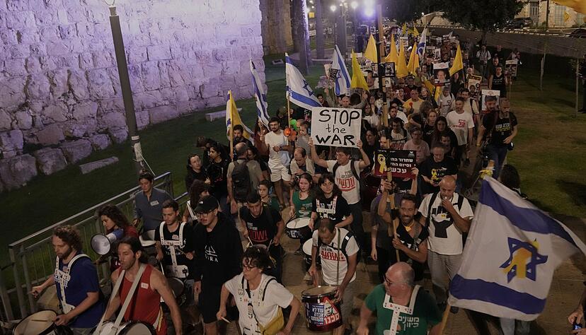 Angeh&ouml;rige der Geiseln werfen der israelischen Regierung vor, die Verschleppten zu opfern.