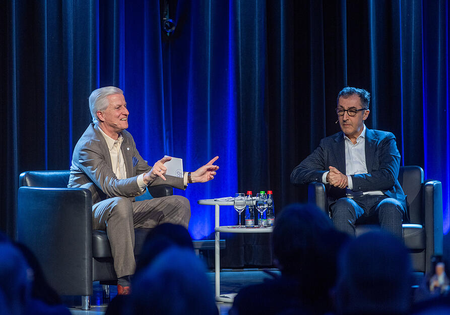 Cem &Ouml;zdemir (rechts) stellt sich den Fragen von Stimme-Chefredakteur Uwe Ralf Heer.