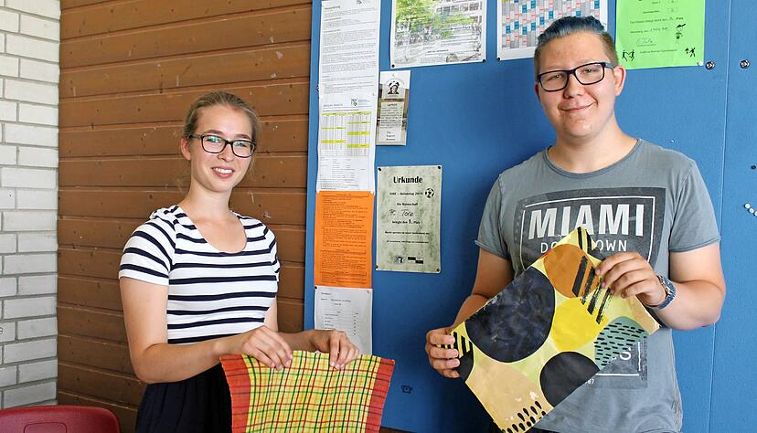 Hanna Wagner und Marcell Regel haben Bienenwachstücher hergestellt. Es sei wichtig, über Plastik-Alternativen nachzudenken, sagt der Elftklässler. Foto: Tanja Ochs Hanna Wagner und Marcell Regel haben Bienenwachstücher hergestellt. Es sei wichtig, über Plastik-Alternativen nachzudenken, sagt der Elftklässler. Foto: Tanja Ochs