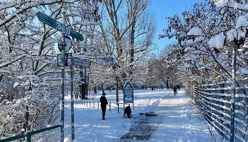 Spazierg&auml;nger genossen die wei&szlig;e Landschaft.