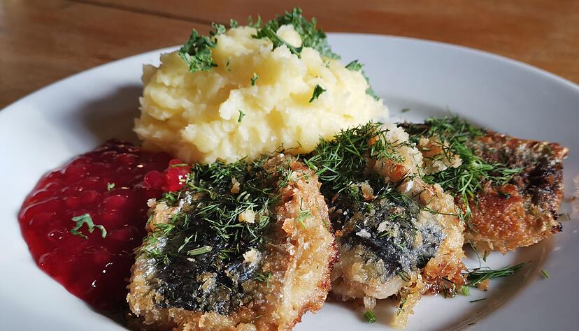 Bevor der Hering im Doppelpack mit Panko paniert und gebraten wird, kommt zwischen beide Filets ein Senf-Zwiebel-Mix als Füllung. Bevor der Hering im Doppelpack mit Panko paniert und gebraten wird, kommt zwischen beide Filets ein Senf-Zwiebel-Mix als Füllung.