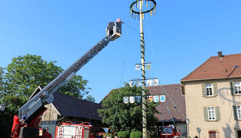 Der Musikbaum steht und k&uuml;ndigt das Duttenberger Bockbierfest an, das vom 23. bis 25. Juni im Kelterhof &uuml;ber die B&uuml;hne geht.