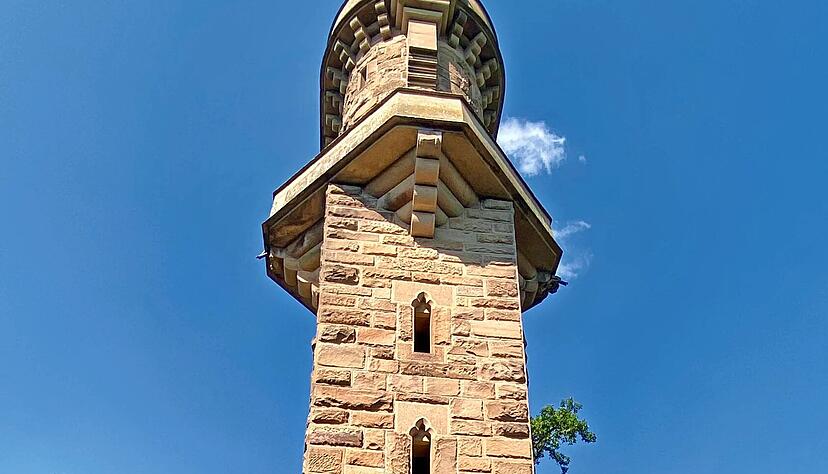 Der Schweinsbergturm, den der Verschönerungsverein im Jahr 1886 errichten ließ, ist an sich schon sehr schön. Die Aussicht von dort bei gutem Wetter ist es erst recht. Der Schweinsbergturm, den der Verschönerungsverein im Jahr 1886 errichten ließ, ist an sich schon sehr schön. Die Aussicht von dort bei gutem Wetter ist es erst recht.
