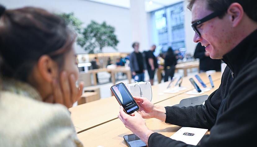Dieser Mann ist einer der ersten Käufer des iPhone 16 in Deutschland. Gerade richtet er das Gerät im Apple Store in Berlin-Mitte ein. Dieser Mann ist einer der ersten Käufer des iPhone 16 in Deutschland. Gerade richtet er das Gerät im Apple Store in Berlin-Mitte ein.