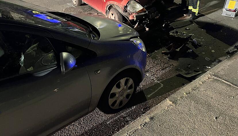 Bei einem Unfall in Schwaigern werden am Freitagabend zwei Menschen verletzt. Bei einem Unfall in Schwaigern werden am Freitagabend zwei Menschen verletzt.