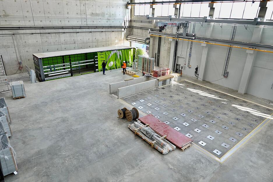 Die Dübelhalle des neuen Innovationszentrums bietet auch die Möglichkeit, große Teile mit dem Sattelschlepper anzuliefern.