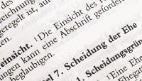 Der Paragraf 1565 des B&uuml;rgerlichen Gesetzbuches legt fest, wann eine Ehe gescheitert ist. Dar&uuml;ber hinaus gibt es im Paragrafendschungel aber jede Menge Fallstricke, auf die Scheidungswillige achten m&uuml;ssen.Fotos: Dittmar Dirks